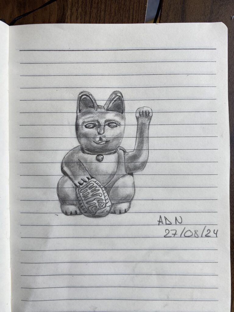 Dessin réaliste qu crayon graphite d'un Maneki-Neko sur fond blanc rayé