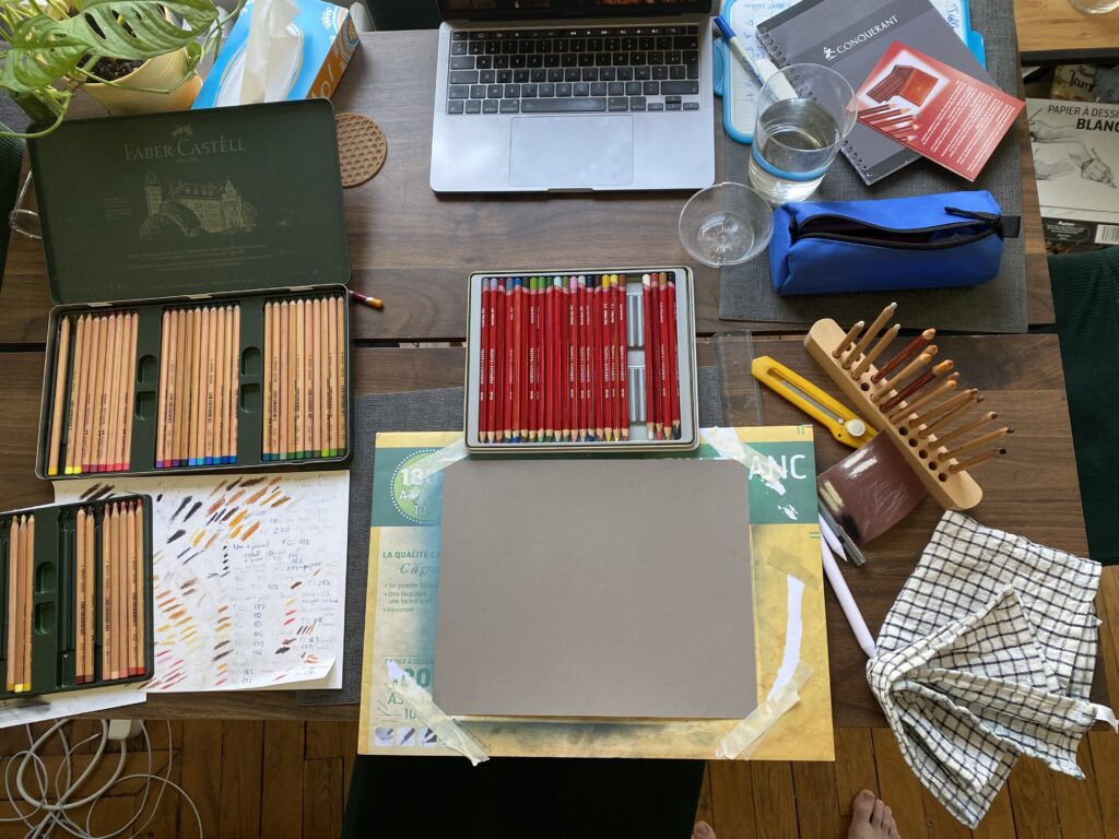 Photo d'un espace de travail artistique autour du pastel sec